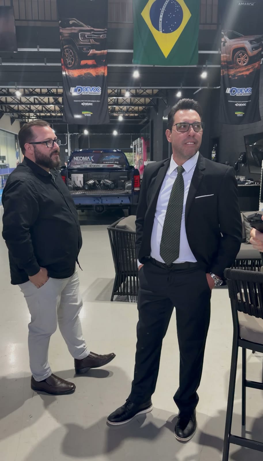 Dois empresários em visita a uma empresa de customização automotiva